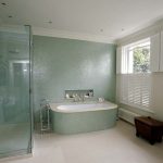  salle de bain avec baignoire et douche