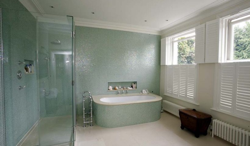 salle de bain avec baignoire et douche
