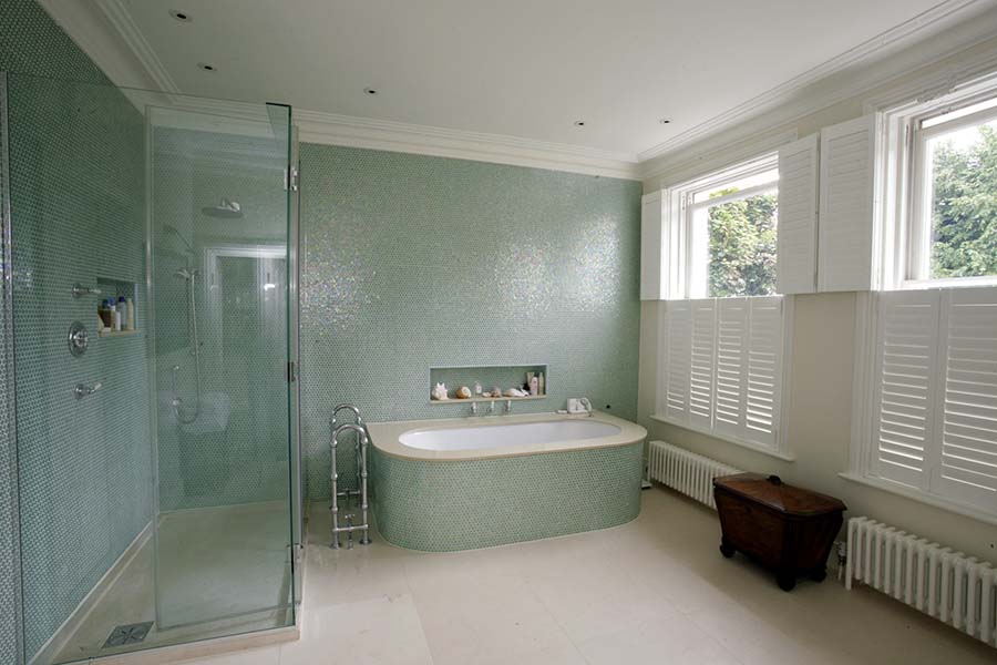  salle de bain avec baignoire et douche